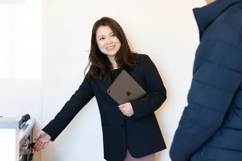 女性社員が仕事をしている様子